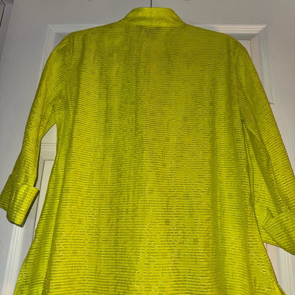 Multiples- Women’s Chartreuse color Textured Jacket. EUC - Picture 4 of 7